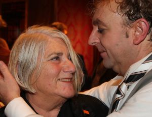 11-12-2009 SHOWBIZZ; NELLY FRIJDA KRIJGT GEEN UITKERING NA HET MISSEN VAN ROL IN KLUCHT. Dat Nelly haar rol in ORANJE BOVEN terug moest geven komt haar letterlijk duur te staan. Ze is te oud voor een uitkering zo vertelde zij mij. Rick Engelkers de producent van de klucht vertelde, ik heb er echt alles aan gedaan om Nelly in de klucht te houden maar het ging echt niet meer. Nelly loopt hiermee een flinke schadepost op, maar Rick vertelde ons dat hij het zo goed mogelijk financieel met haar heeft geregeld.De barones in de klucht word nu gespeeld door Liz Snoyink, die een ware barones op de planken zet in deze dolkomische klucht.
foto: Albert den Iseger