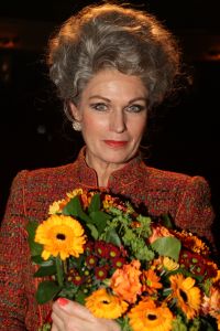 11-12-2009 SHOWBIZZ; NELLY FRIJDA KRIJGT GEEN UITKERING NA HET MISSEN VAN ROL IN KLUCHT. Dat Nelly haar rol in ORANJE BOVEN terug moest geven komt haar letterlijk duur te staan. Ze is te oud voor een uitkering zo vertelde zij mij. Rick Engelkers de producent van de klucht vertelde, ik heb er echt alles aan gedaan om Nelly in de klucht te houden maar het ging echt niet meer. Nelly loopt hiermee een flinke schadepost op, maar Rick vertelde ons dat hij het zo goed mogelijk financieel met haar heeft geregeld.De barones in de klucht word nu gespeeld door Liz Snoyink, die een ware barones op de planken zet in deze dolkomische klucht.
foto: Albert den Iseger