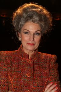 11-12-2009 SHOWBIZZ; NELLY FRIJDA KRIJGT GEEN UITKERING NA HET MISSEN VAN ROL IN KLUCHT. Dat Nelly haar rol in ORANJE BOVEN terug moest geven komt haar letterlijk duur te staan. Ze is te oud voor een uitkering zo vertelde zij mij. Rick Engelkers de producent van de klucht vertelde, ik heb er echt alles aan gedaan om Nelly in de klucht te houden maar het ging echt niet meer. Nelly loopt hiermee een flinke schadepost op, maar Rick vertelde ons dat hij het zo goed mogelijk financieel met haar heeft geregeld.De barones in de klucht word nu gespeeld door Liz Snoyink, die een ware barones op de planken zet in deze dolkomische klucht.
foto: Albert den Iseger