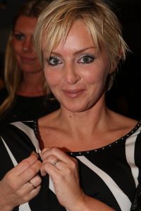 11-12-2009 SHOWBIZZ; NELLY FRIJDA KRIJGT GEEN UITKERING NA HET MISSEN VAN ROL IN KLUCHT. Dat Nelly haar rol in ORANJE BOVEN terug moest geven komt haar letterlijk duur te staan. Ze is te oud voor een uitkering zo vertelde zij mij. Rick Engelkers de producent van de klucht vertelde, ik heb er echt alles aan gedaan om Nelly in de klucht te houden maar het ging echt niet meer. Nelly loopt hiermee een flinke schadepost op, maar Rick vertelde ons dat hij het zo goed mogelijk financieel met haar heeft geregeld.De barones in de klucht word nu gespeeld door Liz Snoyink, die een ware barones op de planken zet in deze dolkomische klucht.
foto: Albert den Iseger