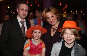 11-12-2009 SHOWBIZZ; NELLY FRIJDA KRIJGT GEEN UITKERING NA HET MISSEN VAN ROL IN KLUCHT. Dat Nelly haar rol in ORANJE BOVEN terug moest geven komt haar letterlijk duur te staan. Ze is te oud voor een uitkering zo vertelde zij mij. Rick Engelkers de producent van de klucht vertelde, ik heb er echt alles aan gedaan om Nelly in de klucht te houden maar het ging echt niet meer. Nelly loopt hiermee een flinke schadepost op, maar Rick vertelde ons dat hij het zo goed mogelijk financieel met haar heeft geregeld.De barones in de klucht word nu gespeeld door Liz Snoyink, die een ware barones op de planken zet in deze dolkomische klucht.
foto: Albert den Iseger