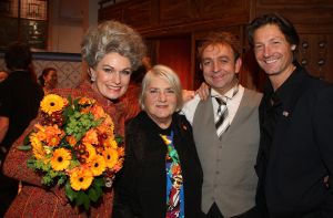 11-12-2009 SHOWBIZZ; NELLY FRIJDA KRIJGT GEEN UITKERING NA HET MISSEN VAN ROL IN KLUCHT. Dat Nelly haar rol in ORANJE BOVEN terug moest geven komt haar letterlijk duur te staan. Ze is te oud voor een uitkering zo vertelde zij mij. Rick Engelkers de producent van de klucht vertelde, ik heb er echt alles aan gedaan om Nelly in de klucht te houden maar het ging echt niet meer. Nelly loopt hiermee een flinke schadepost op, maar Rick vertelde ons dat hij het zo goed mogelijk financieel met haar heeft geregeld.De barones in de klucht word nu gespeeld door Liz Snoyink, die een ware barones op de planken zet in deze dolkomische klucht.
foto: Albert den Iseger