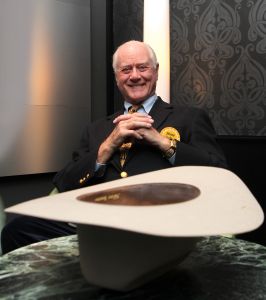 16-11-2010 SHOWBIZZ; LARRY HAGMAN BEZOCHT ANTWERPEN MET JEAN MARIE PFAFF.
foto: Albert den Iseger