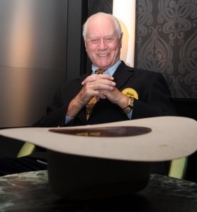 16-11-2010 SHOWBIZZ; LARRY HAGMAN BEZOCHT ANTWERPEN MET JEAN MARIE PFAFF.
foto: Albert den Iseger