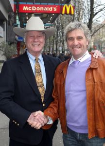 16-11-2010 SHOWBIZZ; LARRY HAGMAN BEZOCHT ANTWERPEN MET JEAN MARIE PFAFF.
foto: Albert den Iseger