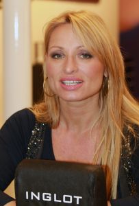 09-12-2011 SHOWBIZZ; ZANGERESSEN SLANKEN AF VOOR GOED DOEL. Anita Dot, Laura Vlasblom en Des ray gaan afvallen voor het goede doel, namelijk STOP KINDERMISBRUIK. Elke kilo die de dames afvallen wordt omgezet in harde EURIES bestemd voor de stichting Stop Kindermisbruik. Natuurlijk een extra stimulans voor de dames om zo veel mogelijk kilo s kwijt te raken. Elke week gaan de dames naar NEW FYSIC, de kliniek voor gewichtsbeheersing om het gezonde streefgewicht te behalen straks in Januari 2012. Als de dames in 2012 voldoen aan het streefgewicht doneert NEW FYSIC straks een donatie van  10.000.00 voor het goede doel.
foto: Albert den Iseger.