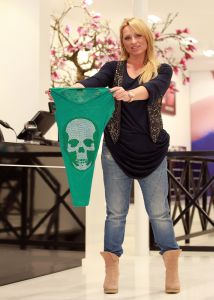 09-12-2011 SHOWBIZZ; ZANGERESSEN SLANKEN AF VOOR GOED DOEL. Anita Dot, Laura Vlasblom en Des ray gaan afvallen voor het goede doel, namelijk STOP KINDERMISBRUIK. Elke kilo die de dames afvallen wordt omgezet in harde EURIES bestemd voor de stichting Stop Kindermisbruik. Natuurlijk een extra stimulans voor de dames om zo veel mogelijk kilo s kwijt te raken. Elke week gaan de dames naar NEW FYSIC, de kliniek voor gewichtsbeheersing om het gezonde streefgewicht te behalen straks in Januari 2012. Als de dames in 2012 voldoen aan het streefgewicht doneert NEW FYSIC straks een donatie van  10.000.00 voor het goede doel.
foto: Albert den Iseger.