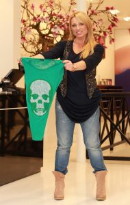 09-12-2011 SHOWBIZZ; ZANGERESSEN SLANKEN AF VOOR GOED DOEL. Anita Dot, Laura Vlasblom en Des ray gaan afvallen voor het goede doel, namelijk STOP KINDERMISBRUIK. Elke kilo die de dames afvallen wordt omgezet in harde EURIES bestemd voor de stichting Stop Kindermisbruik. Natuurlijk een extra stimulans voor de dames om zo veel mogelijk kilo s kwijt te raken. Elke week gaan de dames naar NEW FYSIC, de kliniek voor gewichtsbeheersing om het gezonde streefgewicht te behalen straks in Januari 2012. Als de dames in 2012 voldoen aan het streefgewicht doneert NEW FYSIC straks een donatie van  10.000.00 voor het goede doel.
foto: Albert den Iseger.