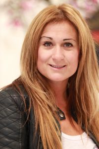 09-12-2011 SHOWBIZZ; ZANGERESSEN SLANKEN AF VOOR GOED DOEL. Anita Dot, Laura Vlasblom en Des ray gaan afvallen voor het goede doel, namelijk STOP KINDERMISBRUIK. Elke kilo die de dames afvallen wordt omgezet in harde EURIES bestemd voor de stichting Stop Kindermisbruik. Natuurlijk een extra stimulans voor de dames om zo veel mogelijk kilo s kwijt te raken. Elke week gaan de dames naar NEW FYSIC, de kliniek voor gewichtsbeheersing om het gezonde streefgewicht te behalen straks in Januari 2012. Als de dames in 2012 voldoen aan het streefgewicht doneert NEW FYSIC straks een donatie van  10.000.00 voor het goede doel.
foto: Albert den Iseger.