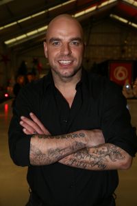 18-12-2012 SHOWBIZZ; STERREN DANSEN OP HET IJS 2013.Op Nieuwjaarsdag keert SBS6 terug met een nieuwe reeks van Sterren Dansen op het IJs. Vol trots presenteert de
zender de 13 topkandidaten die het deze editie op de schaats tegen elkaar opnemen waaronder Antje Monteiro,
Paul Turner, Christoph Haddad, Monique Sluyter, Jarno Hams, Mimoun Ouled Radi, Monsif, Gaby Blaaser, Zimra
Geurts, Andy van der Meyde, Laura Ponticorvo en Jokertje. Onder andere Patricia Paay neemt plaats in de jury en
Tess Milne & Gerard Joling presenteren de gezellige familieshow elke zaterdagavond vanaf 5 januari om 19.00 met
een speciale kick-off show die op dinsdag 1 januari om 20.30 uur bij SBS6 te zien is.
Zeven mannelijke en zes vrouwelijke bekende Nederlanders binden dit keer de ijzers onder. Elke BNer wordt
gekoppeld aan een professionele ijsdanser van Holiday on Ice die hem of haar persoonlijk traint en begeleidt.
Aan het einde van iedere aflevering vallen er n of meerdere koppels af op basis van het oordeel van de jury maar
ook door stemmen van de kijkers thuis.
foto: Albert den Iseger