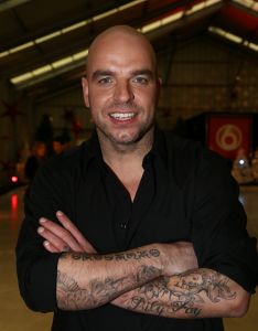 18-12-2012 SHOWBIZZ; STERREN DANSEN OP HET IJS 2013.Op Nieuwjaarsdag keert SBS6 terug met een nieuwe reeks van Sterren Dansen op het IJs. Vol trots presenteert de
zender de 13 topkandidaten die het deze editie op de schaats tegen elkaar opnemen waaronder Antje Monteiro,
Paul Turner, Christoph Haddad, Monique Sluyter, Jarno Hams, Mimoun Ouled Radi, Monsif, Gaby Blaaser, Zimra
Geurts, Andy van der Meyde, Laura Ponticorvo en Jokertje. Onder andere Patricia Paay neemt plaats in de jury en
Tess Milne & Gerard Joling presenteren de gezellige familieshow elke zaterdagavond vanaf 5 januari om 19.00 met
een speciale kick-off show die op dinsdag 1 januari om 20.30 uur bij SBS6 te zien is.
Zeven mannelijke en zes vrouwelijke bekende Nederlanders binden dit keer de ijzers onder. Elke BNer wordt
gekoppeld aan een professionele ijsdanser van Holiday on Ice die hem of haar persoonlijk traint en begeleidt.
Aan het einde van iedere aflevering vallen er n of meerdere koppels af op basis van het oordeel van de jury maar
ook door stemmen van de kijkers thuis.
foto: Albert den Iseger