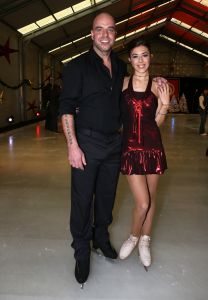18-12-2012 SHOWBIZZ; STERREN DANSEN OP HET IJS 2013.Op Nieuwjaarsdag keert SBS6 terug met een nieuwe reeks van Sterren Dansen op het IJs. Vol trots presenteert de
zender de 13 topkandidaten die het deze editie op de schaats tegen elkaar opnemen waaronder Antje Monteiro,
Paul Turner, Christoph Haddad, Monique Sluyter, Jarno Hams, Mimoun Ouled Radi, Monsif, Gaby Blaaser, Zimra
Geurts, Andy van der Meyde, Laura Ponticorvo en Jokertje. Onder andere Patricia Paay neemt plaats in de jury en
Tess Milne & Gerard Joling presenteren de gezellige familieshow elke zaterdagavond vanaf 5 januari om 19.00 met
een speciale kick-off show die op dinsdag 1 januari om 20.30 uur bij SBS6 te zien is.
Zeven mannelijke en zes vrouwelijke bekende Nederlanders binden dit keer de ijzers onder. Elke BNer wordt
gekoppeld aan een professionele ijsdanser van Holiday on Ice die hem of haar persoonlijk traint en begeleidt.
Aan het einde van iedere aflevering vallen er n of meerdere koppels af op basis van het oordeel van de jury maar
ook door stemmen van de kijkers thuis.
foto: Albert den Iseger18-12-2012 SHOWBIZZ; STERREN DANSEN OP HET IJS 2013.Op Nieuwjaarsdag keert SBS6 terug met een nieuwe reeks van Sterren Dansen op het IJs. Vol trots presenteert de
zender de 13 topkandidaten die het deze editie op de schaats tegen elkaar opnemen waaronder Antje Monteiro,
Paul Turner, Christoph Haddad, Monique Sluyter, Jarno Hams, Mimoun Ouled Radi, Monsif, Gaby Blaaser, Zimra
Geurts, Andy van der Meyde, Laura Ponticorvo en Jokertje. Onder andere Patricia Paay neemt plaats in de jury en
Tess Milne & Gerard Joling presenteren de gezellige familieshow elke zaterdagavond vanaf 5 januari om 19.00 met
een speciale kick-off show die op dinsdag 1 januari om 20.30 uur bij SBS6 te zien is.
Zeven mannelijke en zes vrouwelijke bekende Nederlanders binden dit keer de ijzers onder. Elke BNer wordt
gekoppeld aan een professionele ijsdanser van Holiday on Ice die hem of haar persoonlijk traint en begeleidt.
Aan het einde van iedere aflevering vallen er n of meerdere koppels af op basis van het oordeel van de jury maar
ook door stemmen van de kijkers thuis.
foto: Albert den Iseger