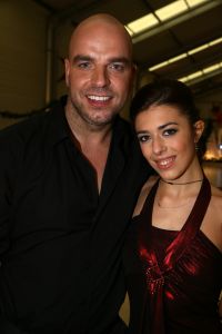 18-12-2012 SHOWBIZZ; STERREN DANSEN OP HET IJS 2013.Op Nieuwjaarsdag keert SBS6 terug met een nieuwe reeks van Sterren Dansen op het IJs. Vol trots presenteert de
zender de 13 topkandidaten die het deze editie op de schaats tegen elkaar opnemen waaronder Antje Monteiro,
Paul Turner, Christoph Haddad, Monique Sluyter, Jarno Hams, Mimoun Ouled Radi, Monsif, Gaby Blaaser, Zimra
Geurts, Andy van der Meyde, Laura Ponticorvo en Jokertje. Onder andere Patricia Paay neemt plaats in de jury en
Tess Milne & Gerard Joling presenteren de gezellige familieshow elke zaterdagavond vanaf 5 januari om 19.00 met
een speciale kick-off show die op dinsdag 1 januari om 20.30 uur bij SBS6 te zien is.
Zeven mannelijke en zes vrouwelijke bekende Nederlanders binden dit keer de ijzers onder. Elke BNer wordt
gekoppeld aan een professionele ijsdanser van Holiday on Ice die hem of haar persoonlijk traint en begeleidt.
Aan het einde van iedere aflevering vallen er n of meerdere koppels af op basis van het oordeel van de jury maar
ook door stemmen van de kijkers thuis.
foto: Albert den Iseger