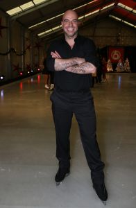 18-12-2012 SHOWBIZZ; STERREN DANSEN OP HET IJS 2013.Op Nieuwjaarsdag keert SBS6 terug met een nieuwe reeks van Sterren Dansen op het IJs. Vol trots presenteert de
zender de 13 topkandidaten die het deze editie op de schaats tegen elkaar opnemen waaronder Antje Monteiro,
Paul Turner, Christoph Haddad, Monique Sluyter, Jarno Hams, Mimoun Ouled Radi, Monsif, Gaby Blaaser, Zimra
Geurts, Andy van der Meyde, Laura Ponticorvo en Jokertje. Onder andere Patricia Paay neemt plaats in de jury en
Tess Milne & Gerard Joling presenteren de gezellige familieshow elke zaterdagavond vanaf 5 januari om 19.00 met
een speciale kick-off show die op dinsdag 1 januari om 20.30 uur bij SBS6 te zien is.
Zeven mannelijke en zes vrouwelijke bekende Nederlanders binden dit keer de ijzers onder. Elke BNer wordt
gekoppeld aan een professionele ijsdanser van Holiday on Ice die hem of haar persoonlijk traint en begeleidt.
Aan het einde van iedere aflevering vallen er n of meerdere koppels af op basis van het oordeel van de jury maar
ook door stemmen van de kijkers thuis.
foto: Albert den Iseger