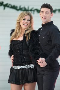 18-12-2012 SHOWBIZZ; STERREN DANSEN OP HET IJS 2013.Op Nieuwjaarsdag keert SBS6 terug met een nieuwe reeks van Sterren Dansen op het IJs. Vol trots presenteert de
zender de 13 topkandidaten die het deze editie op de schaats tegen elkaar opnemen waaronder Antje Monteiro,
Paul Turner, Christoph Haddad, Monique Sluyter, Jarno Hams, Mimoun Ouled Radi, Monsif, Gaby Blaaser, Zimra
Geurts, Andy van der Meyde, Laura Ponticorvo en Jokertje. Onder andere Patricia Paay neemt plaats in de jury en
Tess Milne & Gerard Joling presenteren de gezellige familieshow elke zaterdagavond vanaf 5 januari om 19.00 met
een speciale kick-off show die op dinsdag 1 januari om 20.30 uur bij SBS6 te zien is.
Zeven mannelijke en zes vrouwelijke bekende Nederlanders binden dit keer de ijzers onder. Elke BNer wordt
gekoppeld aan een professionele ijsdanser van Holiday on Ice die hem of haar persoonlijk traint en begeleidt.
Aan het einde van iedere aflevering vallen er n of meerdere koppels af op basis van het oordeel van de jury maar
ook door stemmen van de kijkers thuis.
foto: Albert den Iseger