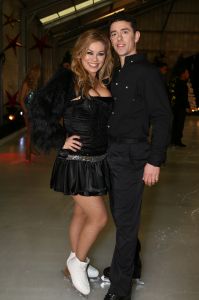 18-12-2012 SHOWBIZZ; STERREN DANSEN OP HET IJS 2013.Op Nieuwjaarsdag keert SBS6 terug met een nieuwe reeks van Sterren Dansen op het IJs. Vol trots presenteert de
zender de 13 topkandidaten die het deze editie op de schaats tegen elkaar opnemen waaronder Antje Monteiro,
Paul Turner, Christoph Haddad, Monique Sluyter, Jarno Hams, Mimoun Ouled Radi, Monsif, Gaby Blaaser, Zimra
Geurts, Andy van der Meyde, Laura Ponticorvo en Jokertje. Onder andere Patricia Paay neemt plaats in de jury en
Tess Milne & Gerard Joling presenteren de gezellige familieshow elke zaterdagavond vanaf 5 januari om 19.00 met
een speciale kick-off show die op dinsdag 1 januari om 20.30 uur bij SBS6 te zien is.
Zeven mannelijke en zes vrouwelijke bekende Nederlanders binden dit keer de ijzers onder. Elke BNer wordt
gekoppeld aan een professionele ijsdanser van Holiday on Ice die hem of haar persoonlijk traint en begeleidt.
Aan het einde van iedere aflevering vallen er n of meerdere koppels af op basis van het oordeel van de jury maar
ook door stemmen van de kijkers thuis.
foto: Albert den Iseger
