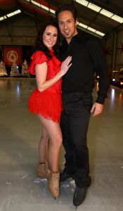 18-12-2012 SHOWBIZZ; STERREN DANSEN OP HET IJS 2013.Op Nieuwjaarsdag keert SBS6 terug met een nieuwe reeks van Sterren Dansen op het IJs. Vol trots presenteert de
zender de 13 topkandidaten die het deze editie op de schaats tegen elkaar opnemen waaronder Antje Monteiro,
Paul Turner, Christoph Haddad, Monique Sluyter, Jarno Hams, Mimoun Ouled Radi, Monsif, Gaby Blaaser, Zimra
Geurts, Andy van der Meyde, Laura Ponticorvo en Jokertje. Onder andere Patricia Paay neemt plaats in de jury en
Tess Milne & Gerard Joling presenteren de gezellige familieshow elke zaterdagavond vanaf 5 januari om 19.00 met
een speciale kick-off show die op dinsdag 1 januari om 20.30 uur bij SBS6 te zien is.
Zeven mannelijke en zes vrouwelijke bekende Nederlanders binden dit keer de ijzers onder. Elke BNer wordt
gekoppeld aan een professionele ijsdanser van Holiday on Ice die hem of haar persoonlijk traint en begeleidt.
Aan het einde van iedere aflevering vallen er n of meerdere koppels af op basis van het oordeel van de jury maar
ook door stemmen van de kijkers thuis.
foto: Albert den Iseger
