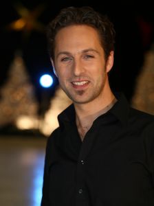 18-12-2012 SHOWBIZZ; STERREN DANSEN OP HET IJS 2013.Op Nieuwjaarsdag keert SBS6 terug met een nieuwe reeks van Sterren Dansen op het IJs. Vol trots presenteert de
zender de 13 topkandidaten die het deze editie op de schaats tegen elkaar opnemen waaronder Antje Monteiro,
Paul Turner, Christoph Haddad, Monique Sluyter, Jarno Hams, Mimoun Ouled Radi, Monsif, Gaby Blaaser, Zimra
Geurts, Andy van der Meyde, Laura Ponticorvo en Jokertje. Onder andere Patricia Paay neemt plaats in de jury en
Tess Milne & Gerard Joling presenteren de gezellige familieshow elke zaterdagavond vanaf 5 januari om 19.00 met
een speciale kick-off show die op dinsdag 1 januari om 20.30 uur bij SBS6 te zien is.
Zeven mannelijke en zes vrouwelijke bekende Nederlanders binden dit keer de ijzers onder. Elke BNer wordt
gekoppeld aan een professionele ijsdanser van Holiday on Ice die hem of haar persoonlijk traint en begeleidt.
Aan het einde van iedere aflevering vallen er n of meerdere koppels af op basis van het oordeel van de jury maar
ook door stemmen van de kijkers thuis.
foto: Albert den Iseger