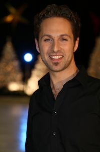18-12-2012 SHOWBIZZ; STERREN DANSEN OP HET IJS 2013.Op Nieuwjaarsdag keert SBS6 terug met een nieuwe reeks van Sterren Dansen op het IJs. Vol trots presenteert de
zender de 13 topkandidaten die het deze editie op de schaats tegen elkaar opnemen waaronder Antje Monteiro,
Paul Turner, Christoph Haddad, Monique Sluyter, Jarno Hams, Mimoun Ouled Radi, Monsif, Gaby Blaaser, Zimra
Geurts, Andy van der Meyde, Laura Ponticorvo en Jokertje. Onder andere Patricia Paay neemt plaats in de jury en
Tess Milne & Gerard Joling presenteren de gezellige familieshow elke zaterdagavond vanaf 5 januari om 19.00 met
een speciale kick-off show die op dinsdag 1 januari om 20.30 uur bij SBS6 te zien is.
Zeven mannelijke en zes vrouwelijke bekende Nederlanders binden dit keer de ijzers onder. Elke BNer wordt
gekoppeld aan een professionele ijsdanser van Holiday on Ice die hem of haar persoonlijk traint en begeleidt.
Aan het einde van iedere aflevering vallen er n of meerdere koppels af op basis van het oordeel van de jury maar
ook door stemmen van de kijkers thuis.
foto: Albert den Iseger