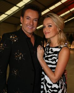 18-12-2012 SHOWBIZZ; STERREN DANSEN OP HET IJS 2013.Op Nieuwjaarsdag keert SBS6 terug met een nieuwe reeks van Sterren Dansen op het IJs. Vol trots presenteert de
zender de 13 topkandidaten die het deze editie op de schaats tegen elkaar opnemen waaronder Antje Monteiro,
Paul Turner, Christoph Haddad, Monique Sluyter, Jarno Hams, Mimoun Ouled Radi, Monsif, Gaby Blaaser, Zimra
Geurts, Andy van der Meyde, Laura Ponticorvo en Jokertje. Onder andere Patricia Paay neemt plaats in de jury en
Tess Milne & Gerard Joling presenteren de gezellige familieshow elke zaterdagavond vanaf 5 januari om 19.00 met
een speciale kick-off show die op dinsdag 1 januari om 20.30 uur bij SBS6 te zien is.
Zeven mannelijke en zes vrouwelijke bekende Nederlanders binden dit keer de ijzers onder. Elke BNer wordt
gekoppeld aan een professionele ijsdanser van Holiday on Ice die hem of haar persoonlijk traint en begeleidt.
Aan het einde van iedere aflevering vallen er n of meerdere koppels af op basis van het oordeel van de jury maar
ook door stemmen van de kijkers thuis.
foto: Albert den Iseger