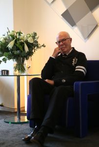 12-12-2012 SHOWBIZZ; HANS VAN MANEN BLIJFT STILL GOING STRONG. Gelauwerde meesterchoreograaf weet van geen ophouden en blijft de regie van alles strak de baas. Barbara Plugge had een intervieuw met deze bijzonder man en schreef een prachtig verhaal over Hans en zijn partner Henk van Dijk. De week in uw weekblad PRIVE.
foto: Albert den Iseger.