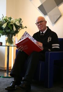 12-12-2012 SHOWBIZZ; HANS VAN MANEN BLIJFT STILL GOING STRONG. Gelauwerde meesterchoreograaf weet van geen ophouden en blijft de regie van alles strak de baas. Barbara Plugge had een intervieuw met deze bijzonder man en schreef een prachtig verhaal over Hans en zijn partner Henk van Dijk. De week in uw weekblad PRIVE.
foto: Albert den Iseger.