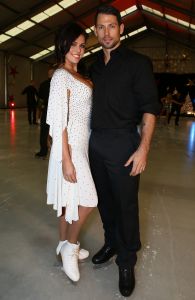 18-12-2012 SHOWBIZZ; STERREN DANSEN OP HET IJS 2013.Op Nieuwjaarsdag keert SBS6 terug met een nieuwe reeks van Sterren Dansen op het IJs. Vol trots presenteert de
zender de 13 topkandidaten die het deze editie op de schaats tegen elkaar opnemen waaronder Antje Monteiro,
Paul Turner, Christoph Haddad, Monique Sluyter, Jarno Hams, Mimoun Ouled Radi, Monsif, Gaby Blaaser, Zimra
Geurts, Andy van der Meyde, Laura Ponticorvo en Jokertje. Onder andere Patricia Paay neemt plaats in de jury en
Tess Milne & Gerard Joling presenteren de gezellige familieshow elke zaterdagavond vanaf 5 januari om 19.00 met
een speciale kick-off show die op dinsdag 1 januari om 20.30 uur bij SBS6 te zien is.
Zeven mannelijke en zes vrouwelijke bekende Nederlanders binden dit keer de ijzers onder. Elke BNer wordt
gekoppeld aan een professionele ijsdanser van Holiday on Ice die hem of haar persoonlijk traint en begeleidt.
Aan het einde van iedere aflevering vallen er n of meerdere koppels af op basis van het oordeel van de jury maar
ook door stemmen van de kijkers thuis.
foto: Albert den Iseger