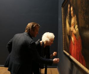 15-12-2013 SHOWBIZZ; ADELE BLOEMENDAAL IS DOL OP DE OUDE MEESTERS. Hartewens van Adele is vervuld door weekblad Prive. Helemaal alleen op bezoek bij de Oude Meesters in het Rijksmuseum te Amsterdam.
foto: Albert den Iseger.
