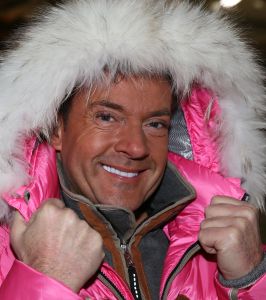19-12-2013 SHOWBIZZ; GERARD JOLING GEEFT TIP AAN ALBERT VERLINDEN, LAAT JE CHECKEN OP SOA. Gerard was enige tijd uit de roulatie wegens een operatie aan zijn kaak maar volgens Albert was dat een leugen en ging hij de straat niet op omdat hij er door een mislukte ingreep uitzag als een Smurf. Dus nu Albert in een  wat lastig  parket zit wegens het gedrag van zijn man en burgemeester Onno Hoes, kan Geer het natuurlijk niet laten een opmerkinkje te plaatsen...
Ik ben niet boos maar wel teleurgesteld in die man, maar ik denk dat het hem nu weinig interesseert. Hij heeft zat aan zijn hoofd. Ik denk dat Albert nu beter een goede soatest kan doen.
Vergeten is Gerard het dus nog niet. Het programma bestaat al 13 jaar. Je mag me altijd bellen, ik geef altijd netjes antwoord of stuur een smsje. Maar als je op gegeven moment netjes antwoord krijgt op een vraag die je stelt en me dan belachelijk maakt en zegt dat ik blauw ben van een mislukte facelift... Iedereen weet dat ik vijf keer geopereerd ben aan mijn haar. Ik heb geen geheimen, alles ligt op straat. Ik geef netjes antwoord en dan maakt hij er weer zelf een verhaal van.
Foto: Albert den Iseger
