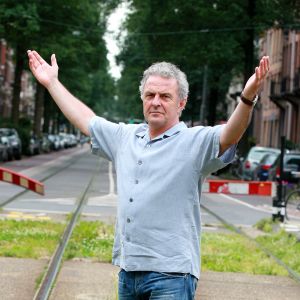 03-12-2013 SHOWBIZZ; HUUB STAPEL EN ZIJN VROUW RESIE GAAN SCHEIDEN. Huub Stapel en zijn vrouw Resie Jansen hebben, na meer dan veertig jaar samen, besloten om uit elkaar te gaan. Na heel veel gelukkige jaren heb ik tot mijn spijt gemerkt dat ons samenzijn niet meer is wat ik ervan verwachtte, zo laat Huub in een verklaring weten.
De 59-jarige Stapel schrijft hierin ook dat hij en zijn vrouw niet meer bij elkaar wonen. Om alles goed op een rij te kunnen zetten, ben ik apart gaan wonen, aldus Huub. Ik zou het voor mijn gezin zeer op prijs stellen als wij in alle rust over onze toekomst na kunnen denken.
Het stel trouwde op 2 december 2004, zo valt te lezen op zijn website. Ze hebben samen twee zoons, Sem en Mas.
foto: Albert den Iseger
