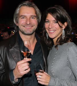 07-12-2013 SHOWBIZZ; VICTOR EN AIMEE ZIJN ONWIJS BLIJ MET HUN DOCHTER. Victor Reinier (50) is voor de derde keer papa geworden. Zijn vriendin Aimee is gisteren bevallen van een dochter. Dat heeft de acteur laten weten via een persbericht.
Het kleine meisje heet Robin Marie Jane. Victor laat weten dat het heel goed gaat met haar. Ik ben heel erg opgelucht en ook heel erg trots. Tijdens de bevalling kon ik niets anders doen dan de hand van Aimee vasthouden, dus dat heb ik maar gedaan, vertelt hij.
De acteur heeft al twee kinderen uit een eerdere relatie: zoon Jesse en dochter Janna.
foto: Albert den Iseger.
