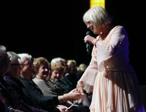 01-12-2013 SHOWBIZZ; WILLEKE ALBERTI VERWEND HAAR GASTEN MET SFEERVOL CONCERT. Haar theater tour ZOLANG ER MAAR LIEFDE IS die duurt tot 24 Mei 2014. Het is een geweldig succes en de meeste voorstellingen zijn daarom al lang van tevoren uitverkocht.
foto: Albert den Iseger