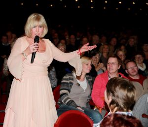 01-12-2013 SHOWBIZZ; WILLEKE ALBERTI VERWEND HAAR GASTEN MET SFEERVOL CONCERT. Haar theater tour ZOLANG ER MAAR LIEFDE IS die duurt tot 24 Mei 2014. Het is een geweldig succes en de meeste voorstellingen zijn daarom al lang van tevoren uitverkocht.
foto: Albert den Iseger