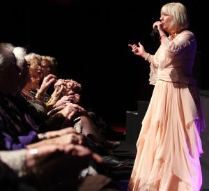 01-12-2013 SHOWBIZZ; WILLEKE ALBERTI VERWEND HAAR GASTEN MET SFEERVOL CONCERT. Haar theater tour ZOLANG ER MAAR LIEFDE IS die duurt tot 24 Mei 2014. Het is een geweldig succes en de meeste voorstellingen zijn daarom al lang van tevoren uitverkocht.
foto: Albert den Iseger