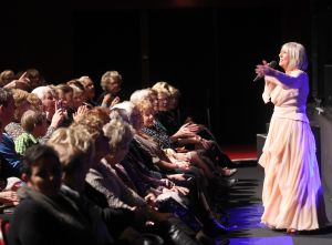 01-12-2013 SHOWBIZZ; WILLEKE ALBERTI VERWEND HAAR GASTEN MET SFEERVOL CONCERT. Haar theater tour ZOLANG ER MAAR LIEFDE IS die duurt tot 24 Mei 2014. Het is een geweldig succes en de meeste voorstellingen zijn daarom al lang van tevoren uitverkocht.
foto: Albert den Iseger
