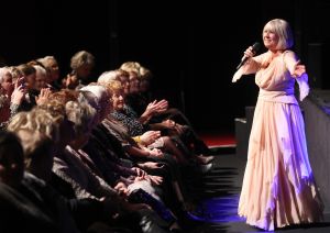 01-12-2013 SHOWBIZZ; WILLEKE ALBERTI VERWEND HAAR GASTEN MET SFEERVOL CONCERT. Haar theater tour ZOLANG ER MAAR LIEFDE IS die duurt tot 24 Mei 2014. Het is een geweldig succes en de meeste voorstellingen zijn daarom al lang van tevoren uitverkocht.
foto: Albert den Iseger
