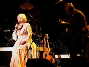 01-12-2013 SHOWBIZZ; WILLEKE ALBERTI VERWEND HAAR GASTEN MET SFEERVOL CONCERT. Haar theater tour ZOLANG ER MAAR LIEFDE IS die duurt tot 24 Mei 2014. Het is een geweldig succes en de meeste voorstellingen zijn daarom al lang van tevoren uitverkocht.
foto: Albert den Iseger