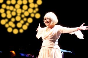 01-12-2013 SHOWBIZZ; WILLEKE ALBERTI VERWEND HAAR GASTEN MET SFEERVOL CONCERT. Haar theater tour ZOLANG ER MAAR LIEFDE IS die duurt tot 24 Mei 2014. Het is een geweldig succes en de meeste voorstellingen zijn daarom al lang van tevoren uitverkocht.
foto: Albert den Iseger