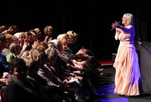 01-12-2013 SHOWBIZZ; WILLEKE ALBERTI VERWEND HAAR GASTEN MET SFEERVOL CONCERT. Haar theater tour ZOLANG ER MAAR LIEFDE IS die duurt tot 24 Mei 2014. Het is een geweldig succes en de meeste voorstellingen zijn daarom al lang van tevoren uitverkocht.
foto: Albert den Iseger