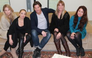 18-12-2014 SHOWBIZZ; DE VERLEIDING VAN EEN MOORDVROUW-DE DUIVELSE GEESTIGE KOMEDIE VAN RICK ENGELKES. Rick Engelkes brengt per 10-Januari een nieuw toneelstuk op de planken DE MOORDVROUW met in de hoofdrollen SARAH CHRONIS-NIENKE ROMER-SANNE VOGEL EN CAMILLA SIEGERTSZ. 
foto: Albert den Iseger