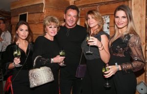 21-12-2017 SHOWBIZZ; GERARD JOLING GEEFT KERSTFUIF IN NOORDWIJK AAN ZEE.
Al zijn vrienden, familie en andere gasten waren naar Noordwijk gekomen om te proosten met Gerard.Een prachtiger strand lokatie met een heuse ijsbaan en onwijs naar Gerads smaak versierd.. Tino Martin trad op en een schaats stunt team verbaasde alle gasten. Gerard genoot en slot hiermee weer een prachtig 2017 af. Na de kerst heerlijk een paar weekjes naar Curacao, aldus Gerard.
foto: Albert den Iseger