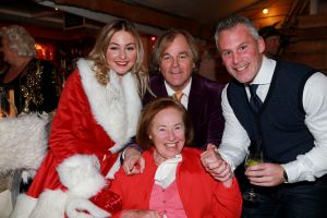 21-12-2017 SHOWBIZZ; GERARD JOLING GEEFT KERSTFUIF IN NOORDWIJK AAN ZEE.
Al zijn vrienden, familie en andere gasten waren naar Noordwijk gekomen om te proosten met Gerard.Een prachtiger strand lokatie met een heuse ijsbaan en onwijs naar Gerads smaak versierd.. Tino Martin trad op en een schaats stunt team verbaasde alle gasten. Gerard genoot en slot hiermee weer een prachtig 2017 af. Na de kerst heerlijk een paar weekjes naar Curacao, aldus Gerard.
foto: Albert den Iseger