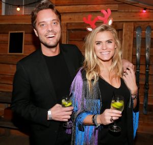 21-12-2017 SHOWBIZZ; GERARD JOLING GEEFT KERSTFUIF IN NOORDWIJK AAN ZEE.
Al zijn vrienden, familie en andere gasten waren naar Noordwijk gekomen om te proosten met Gerard.Een prachtiger strand lokatie met een heuse ijsbaan en onwijs naar Gerads smaak versierd.. Tino Martin trad op en een schaats stunt team verbaasde alle gasten. Gerard genoot en slot hiermee weer een prachtig 2017 af. Na de kerst heerlijk een paar weekjes naar Curacao, aldus Gerard.
foto: Albert den Iseger