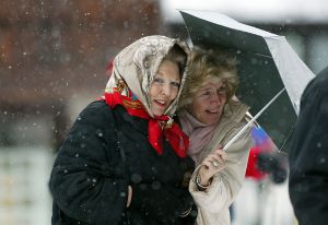 09-12-2022 SHOWBIZZ; PRINSES BEATRIX EN LECH IS MEER DAN EEN GEWOONTE.Prinses Beatrix komt al sinds 1959 in het Oostenrijkse Lech.Daar ontmoete ze ook tijdens haar ski vakantie Prins Bernard.Nog jaarlijks komt de prinses in Lech en geniet van de gastvrijheid van het luxe gasthof Post.Meestal plant ze haar skivakantie in Februari maar volgens bronnen is ze meerdere keren per jaar te vinden in het mondaine Lech.
foto: 2003- Albert den Iseger
