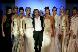 15-11-2003 SHOWBIZZ; MODESHOW ADDY VAN DER KROMMENACKER TE WAALWIJK. ADDY V.D. KROMMENACKER EN ZIJN MODELLEN
FOTO; ALBERT DEN ISEGER