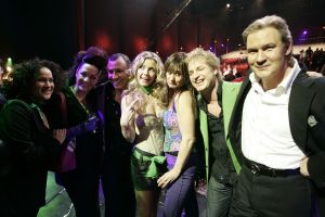 13-02-2005 SHOWBIZZ; FINALE VAN HET NATIONAAL SONGFESTIVAL TE AMSTERDAM.AIR FORCE MET JOHNNY LOGAN
FOTO: ALBERT DEN  ISEGER