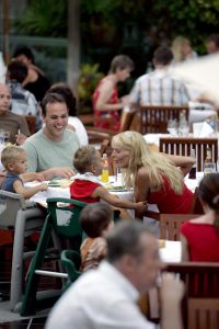 04-08-2004 SHOWBIZZ: VAKANTIE FRANS EN MARRISKA BAUER:SPANJE
FOTO: FAM BAUER AAN TAFEL
FOTO: ALBERT DEN ISEGER