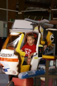 4-08-2004 SHOWBIZZ: VAKANTIE FRANS EN MARRISKA BAUER:SPANJE
foto: Zoon Frans Bauer in helicopter
foto: Albert den Iseger