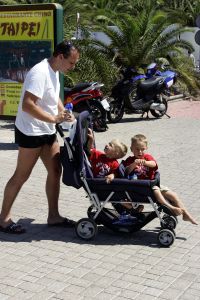 4-08-2004 SHOWBIZZ: VAKANTIE FRANS EN MARRISKA BAUER:SPANJE
foto: Frans Bauer en zoons in kinderwagen
foto: Albert den Iseger