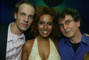 13-02-2005 SHOWBIZZ; FINALE VAN HET NATIONAAL SONGFESTIVAL TE AMSTERDAM. GLENNIS GRACE MET TEKSTSCHRIJVER EN COMPONIST BRUC SMITH EN ROBERT D. FISHER
FOTO; ALBERT DEN ISEGER